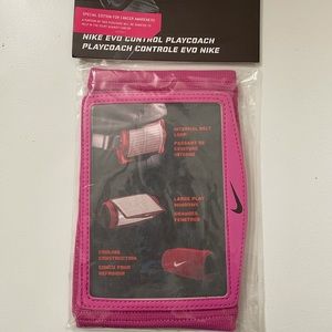 Nike Evo Control Multi-Page Playcoach
Wrist band with plays close at hand
Pink